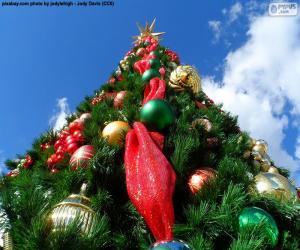 yapboz Noel topları ile Noel ağacı